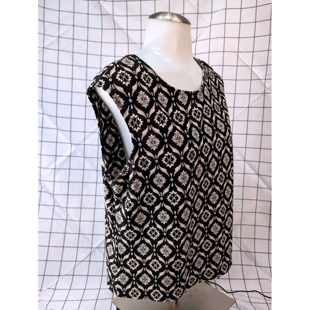 Petite‎ Sophisticate ~ Abstract Pattern sleeveless top ~ 100% Polyester ~ Large - Picture 8 of 10
